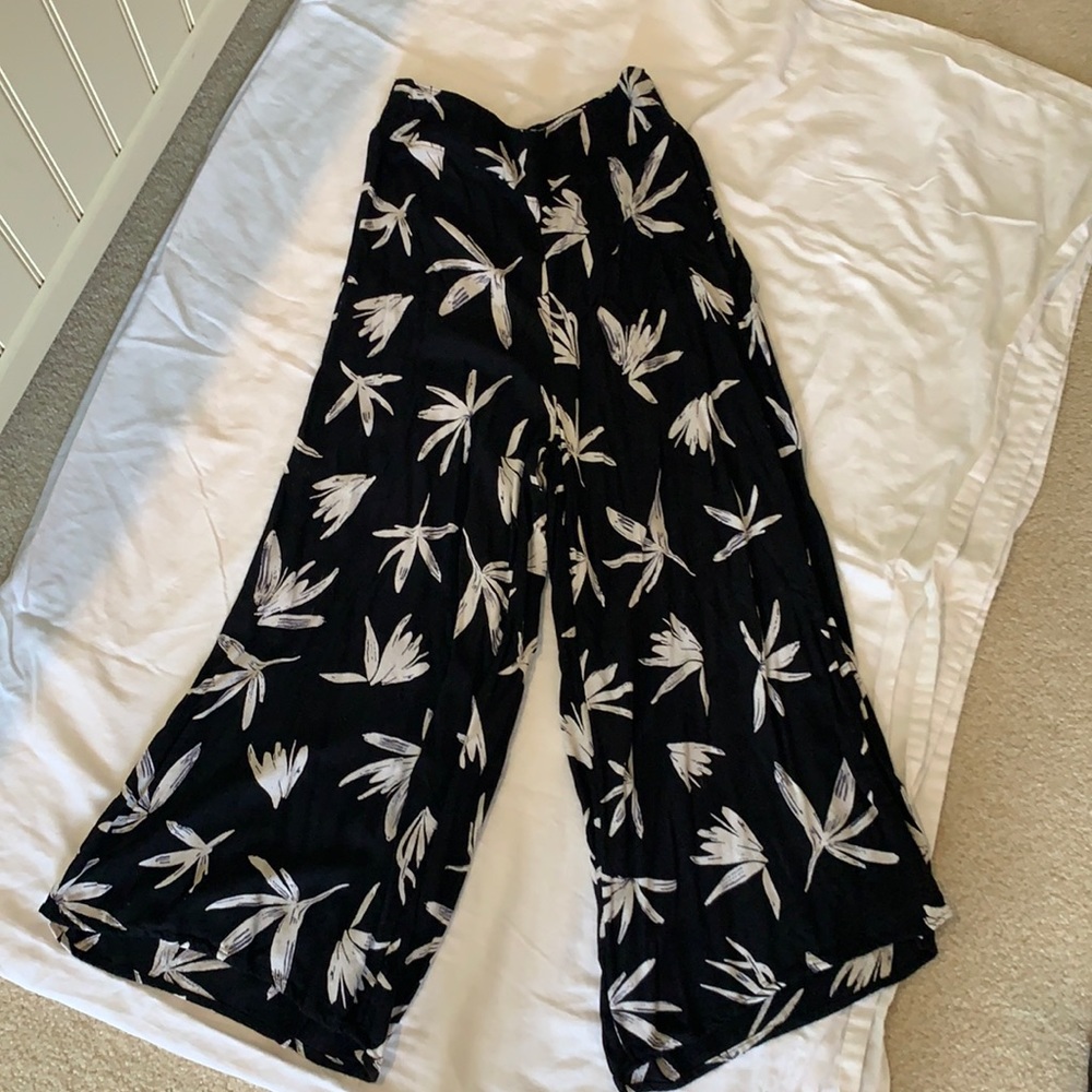O’Neiill wide-legged cropped beach pants.